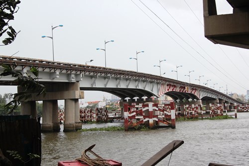 Bất lực nhìn thiếu nữ gieo mình xuống sông Sài Gòn tự tử