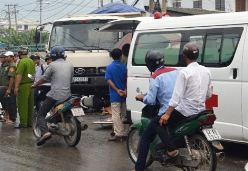 Xe ben cuốn xe máy vào gầm, một người tử vong