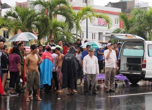 Bé trai 9 tuổi tử vong vì chạy ra giữa đường tắm mưa