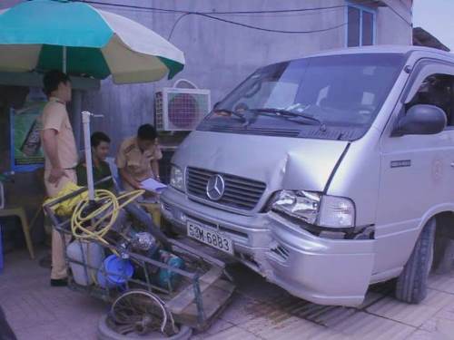 Đi trên vỉa hè, một phụ nữ bị ô tô 16 chỗ đâm trọng thương