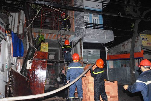 TPHCM: Cháy lớn cửa hàng kinh doanh đồ cũ