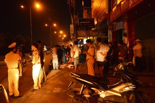 Đang chạy xe, người đàn ông té ngã xuống đường tử vong