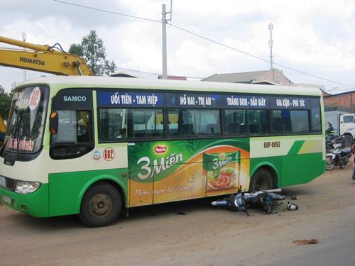 Xe buýt gây tai nạn liên hoàn, một người chết