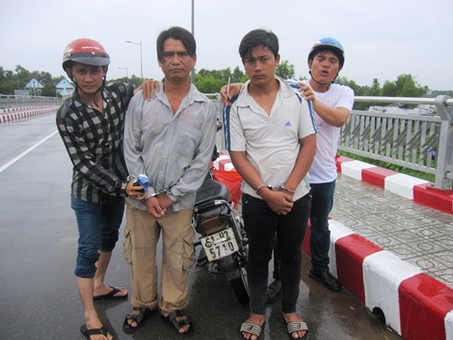 Hiệp sĩ mưu trí bắt bộ đôi “đá xế” chuyên nghiệp