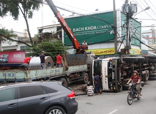 Tránh người đi bộ, xe chở hàng chục tấn thép lật nhào