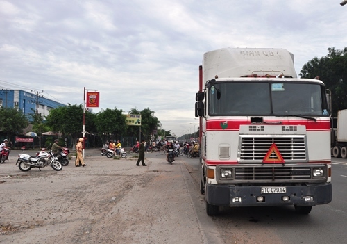 Bình Dương: Xe container cán chết một nữ công nhân