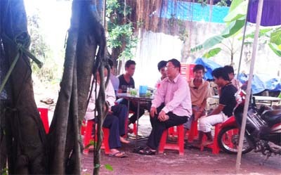 Cha đâm chết con trai ngay trong đám cưới con gái