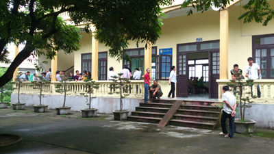 Bị lột trần giữa chợ vì