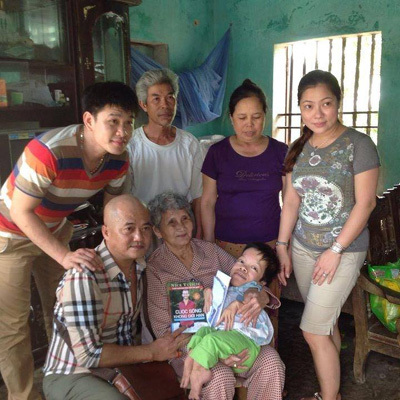 Cô gái 34 năm sống trên giường trong hình hài trẻ lên hai