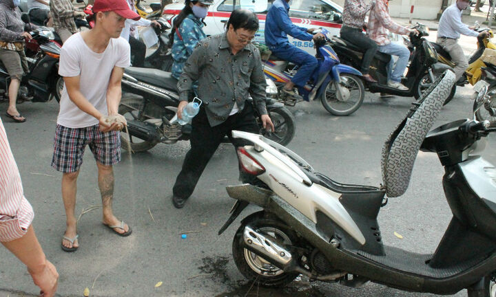 Hà Nội: Xe Attila bốc cháy gần Đại sứ quán Trung Quốc