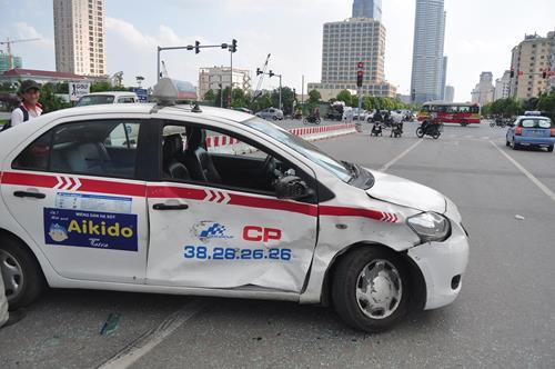 Né đèn đỏ, 2 xe ô tô húc nhau bẹp rúm giữa phố Hà Nội