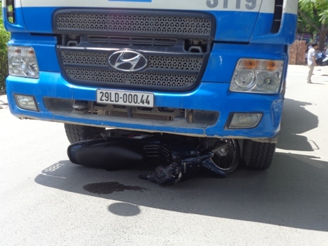 Xe bồn kéo rê xe máy vào gầm, 1 người chết tại chỗ