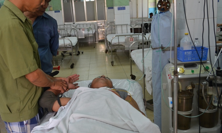 Gãy xương, dập phổi vì đá 