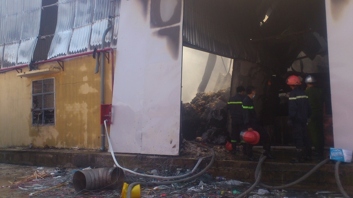 Bình Dương: Cháy lớn cơ sở sản xuất găng tay