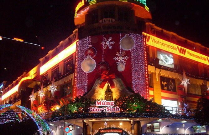 Nhìn lại hình ảnh Thương xá Tax mùa Noel năm trước