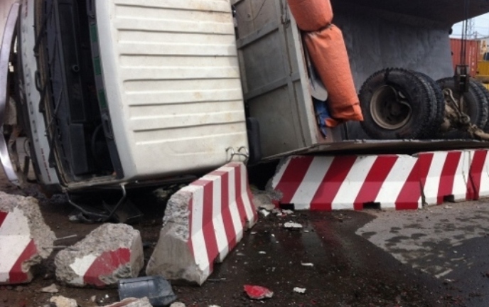 Xe container đâm xe tải cày nát hàng chục mét dải phân cách