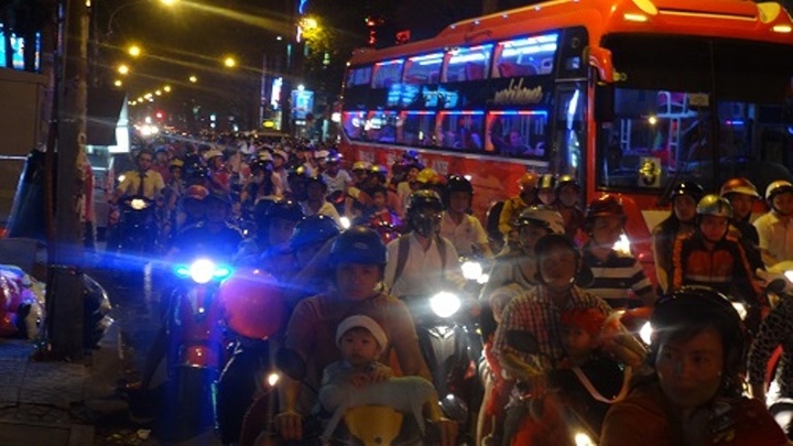 TP.HCM: Đêm Noel kẹt xe và đầy rác
