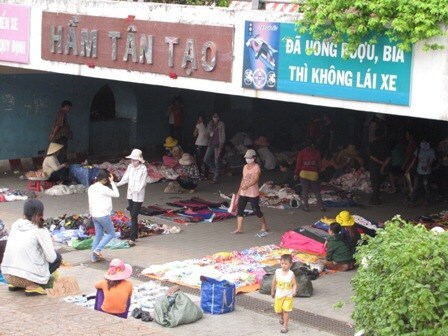Hô biến hầm chui Tân Tạo thành nơi họp chợ hàng rong