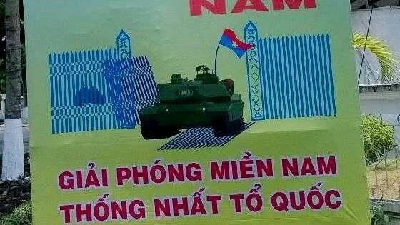 Pano vẽ xe tăng Mỹ húc đổ cổng Dinh Độc lập vào ngày 30/4?
