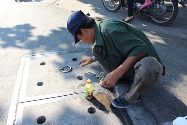 Giăng câu bắt cá ngay giữa đường phố Sài Gòn