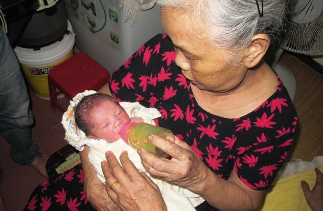 Trẻ sơ sinh 2 ngày tuổi bị bỏ rơi trước cổng nhà cụ già