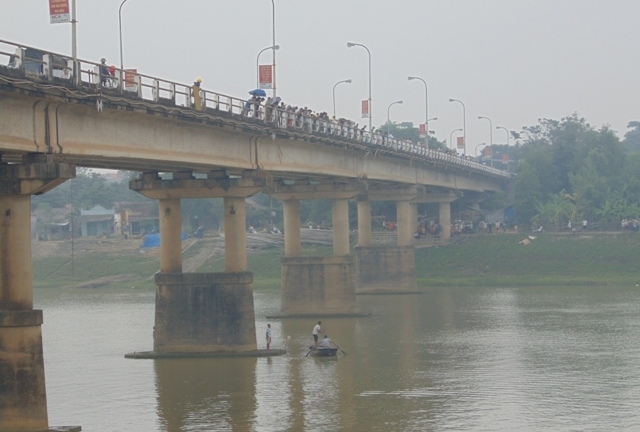 Hàng ngàn người khóc thương hai mẹ con nhảy sông tự tử