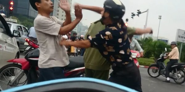 Hà Nội: Cụ ông đi ngược chiều còn hung hăng tấn công tài xế taxi