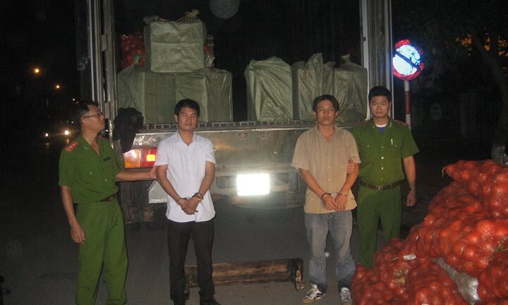 Cặp vợ chồng dùng xe đông lạnh chở hơn 3 tấn pháo