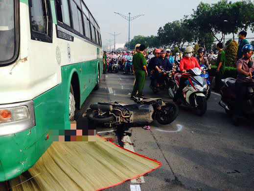 Đi bộ sang đường, nam thanh niên bị xe cán chết