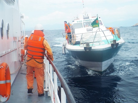 Gia đình đề nghị xem xét tình huống thuyền viên mắc kẹt dưới tàu