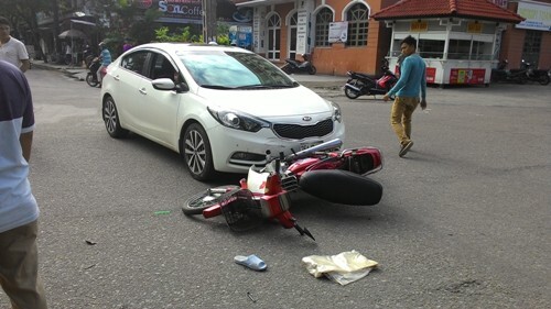 Tự nhận là công an, đứng ra 