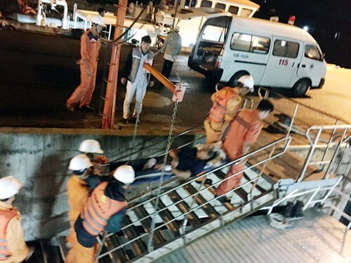 Khẩn cấp đưa một ngư dân nguy kịch vào bờ cấp cứu