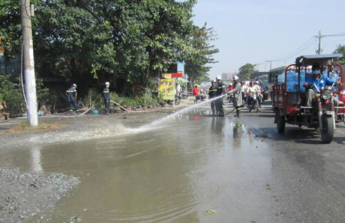 Xe tải đổ hàng trăm lít hóa chất xuống đường bốc khói nghi ngút