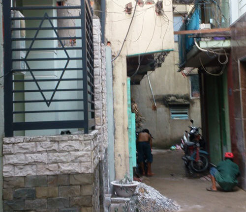 Người đàn ông tưới 5 lít xăng lên người rồi tự thiêu