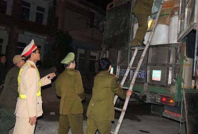 Bắt giữ 2 xe ô tô chở hàng Trung Quốc không có giấy tờ hợp lệ