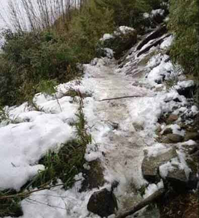 Băng tuyết phủ trắng đường lên “Nóc nhà Đông Dương”