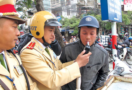 CSGT xử lý “bợm nhậu”, nhà hàng mật báo cho khách để xe lại