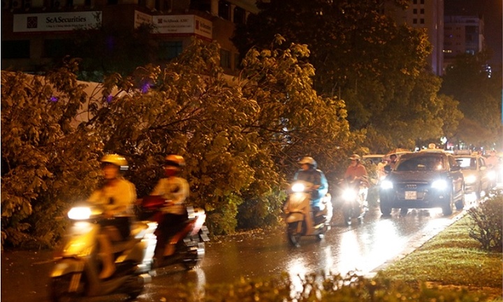Chiều tối nay, Hà Nội có mưa lớn và giông lốc mạnh