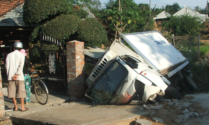 Phú Yên: Lật xe đông lạnh, hai người thoát chết