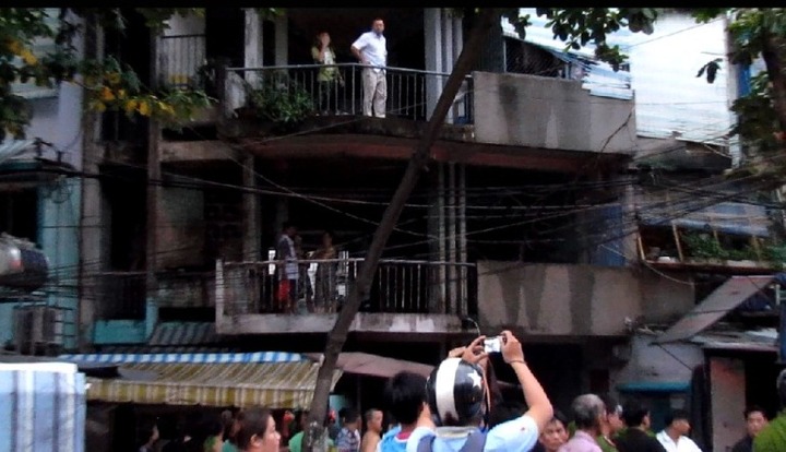 TP.HCM: Chung cư bốc cháy dữ dội, người dân đập cửa cứu hỏa