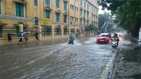 Hà Nội ngập lớn, nhiều tuyến đường tê liệt