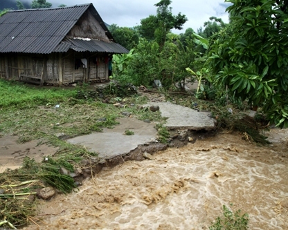 Lũ quét, sạt lở đất làm sập nhà và một người mất tích