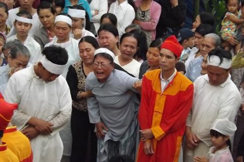 Sản phụ chết bất thường: Đem di ảnh tới Sở Y tế hỏi nguyên nhân