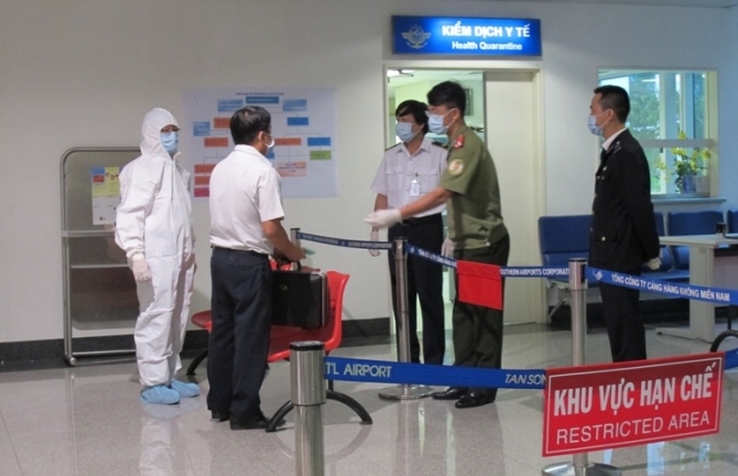 Cách ly thêm 3 hành khách trở về từ vùng dịch Ebola