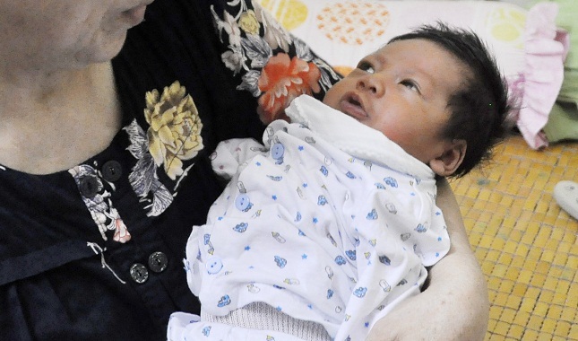 Hà Nội: Bé trai 6 ngày tuổi bị bỏ rơi ở quán cà phê