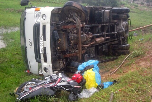 Xe bay xuống ruộng, tài xế trốn sau khi đâm hai ông cháu tử vong