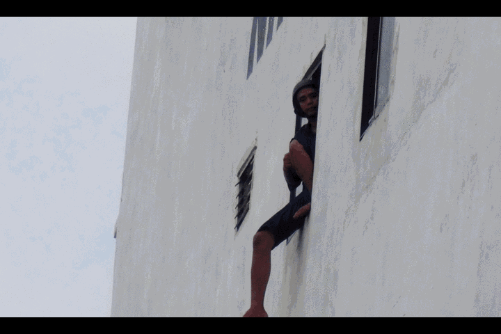 Nghẹt thở giải cứu nam thanh niên đòi nhảy lầu tự tử ở nhà nghỉ