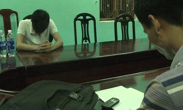 Vì sao thanh niên uy hiếp người yêu muốn người thân đến đón?