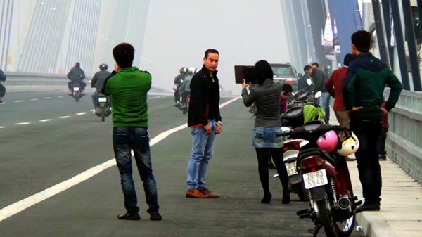 Hà Nội cương quyết xử phạt chụp ảnh trên cầu Nhật Tân