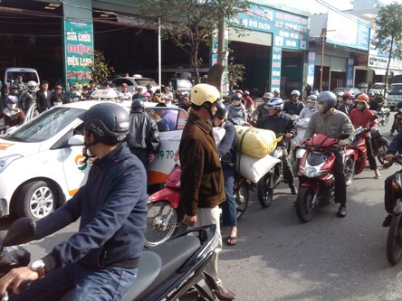 Va chạm với xích lô, người đàn ông đi xe máy nguy kịch